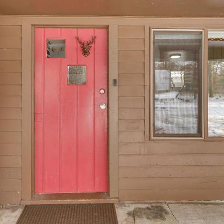 Pet-Friendly Irons Cottage About 4 Mi To Sand Lake! Экстерьер фото