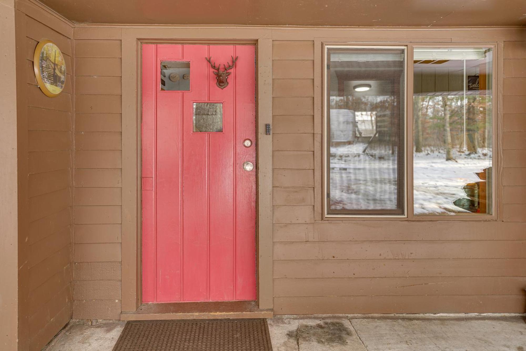 Pet-Friendly Irons Cottage About 4 Mi To Sand Lake! Экстерьер фото