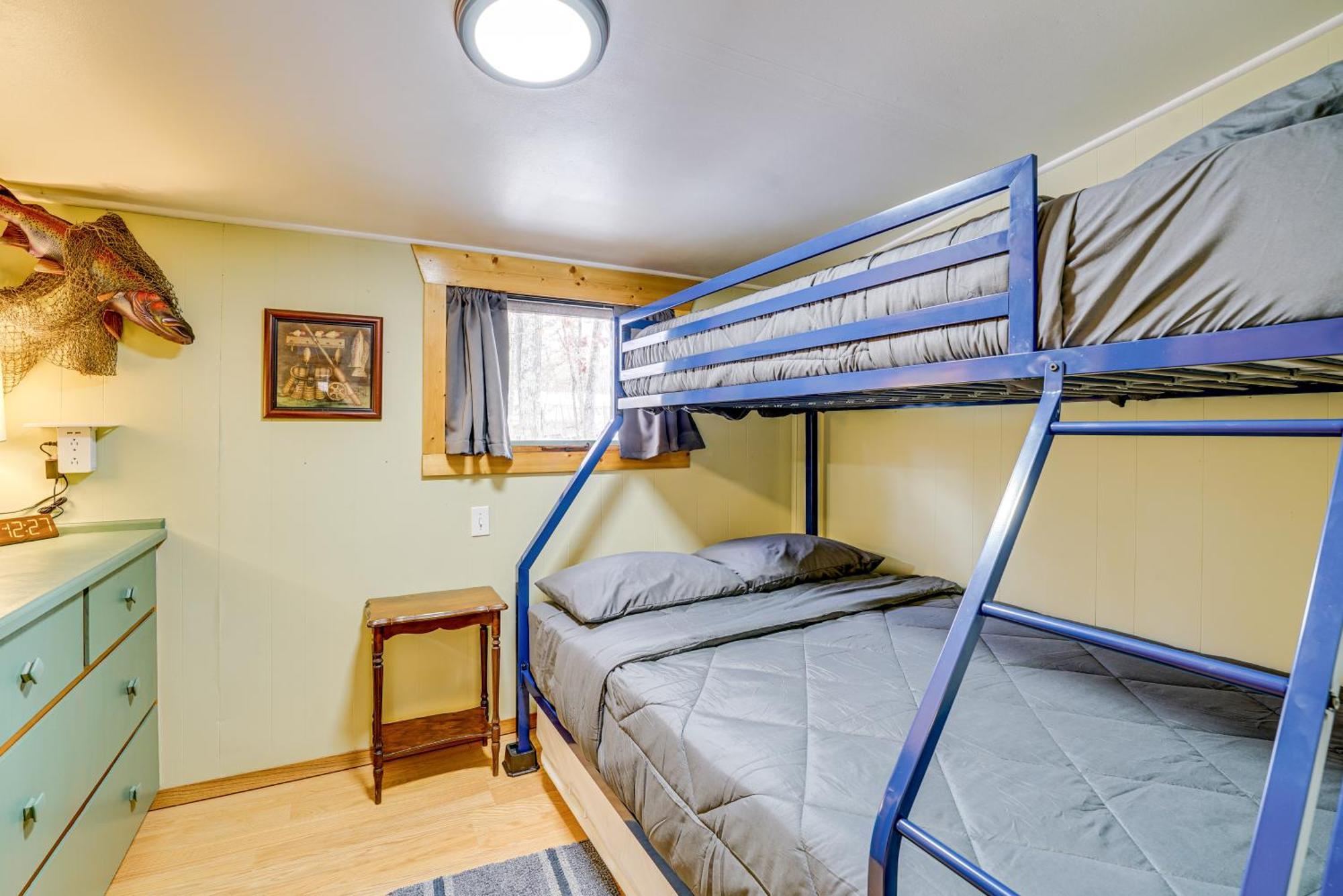 Pet-Friendly Irons Cottage About 4 Mi To Sand Lake! Экстерьер фото