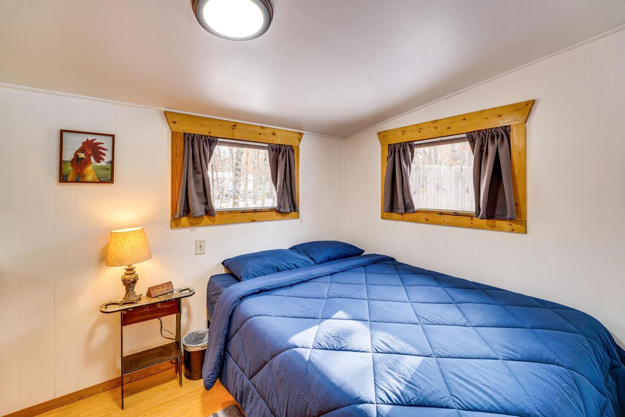 Pet-Friendly Irons Cottage About 4 Mi To Sand Lake! Экстерьер фото