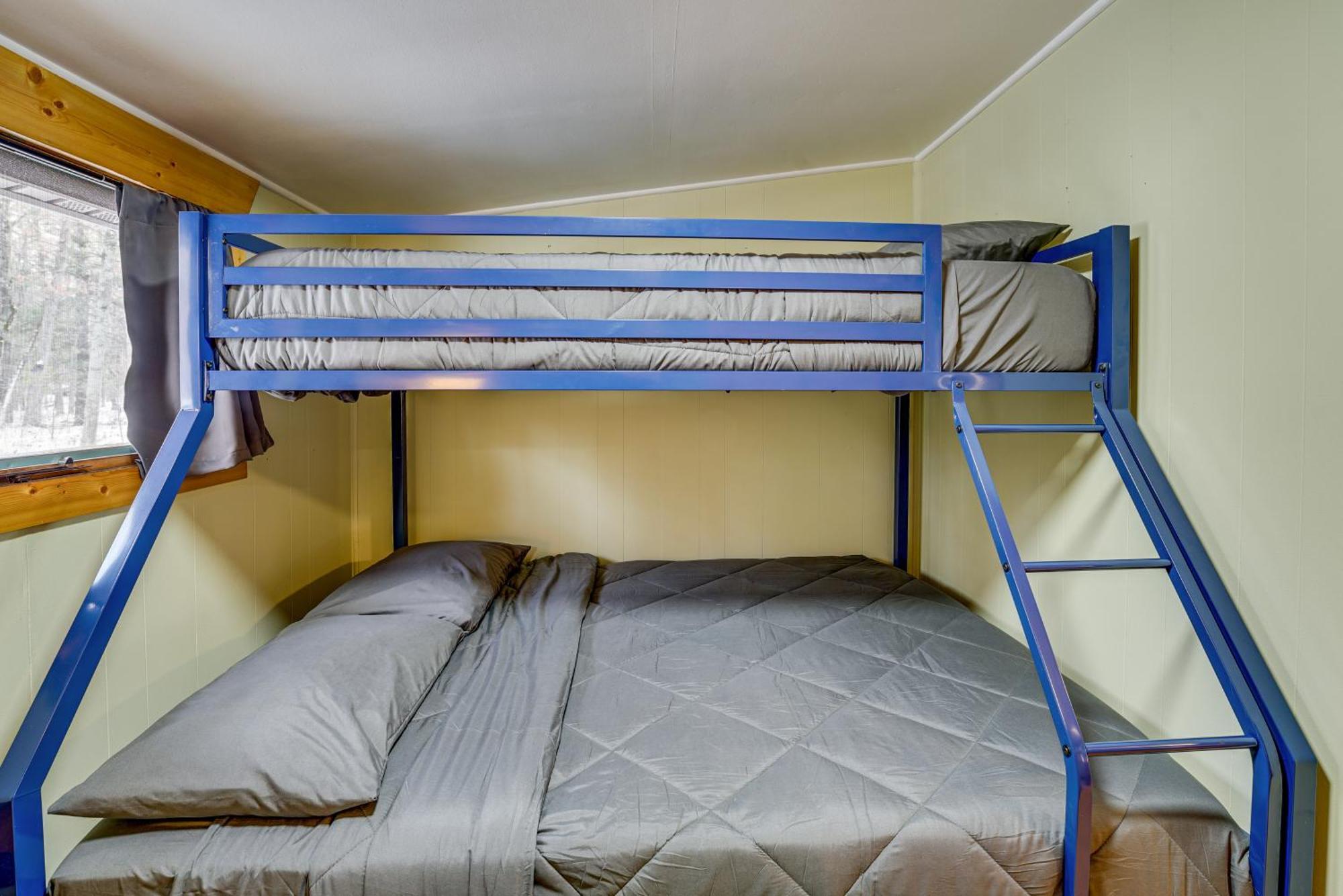 Pet-Friendly Irons Cottage About 4 Mi To Sand Lake! Экстерьер фото