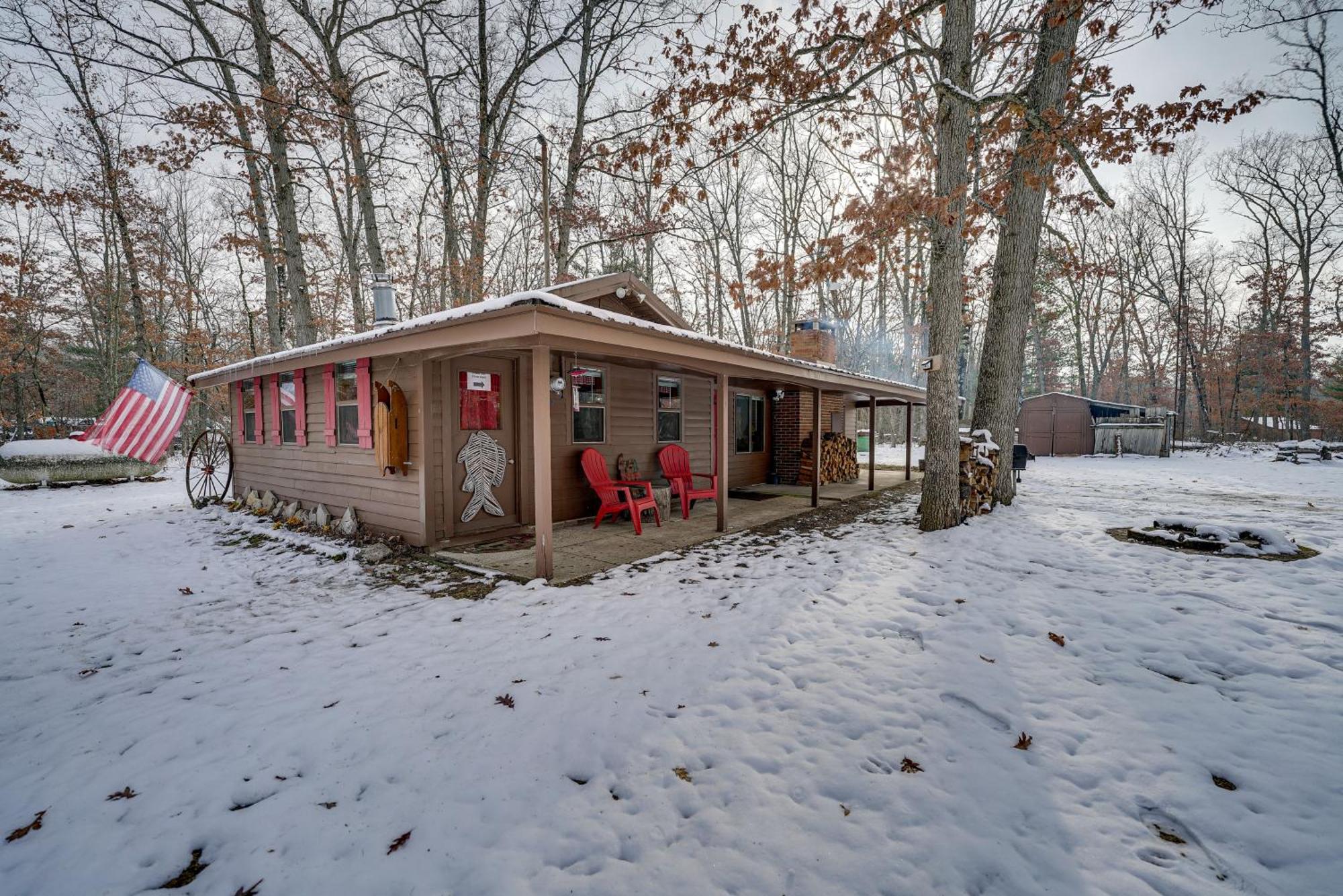 Pet-Friendly Irons Cottage About 4 Mi To Sand Lake! Экстерьер фото