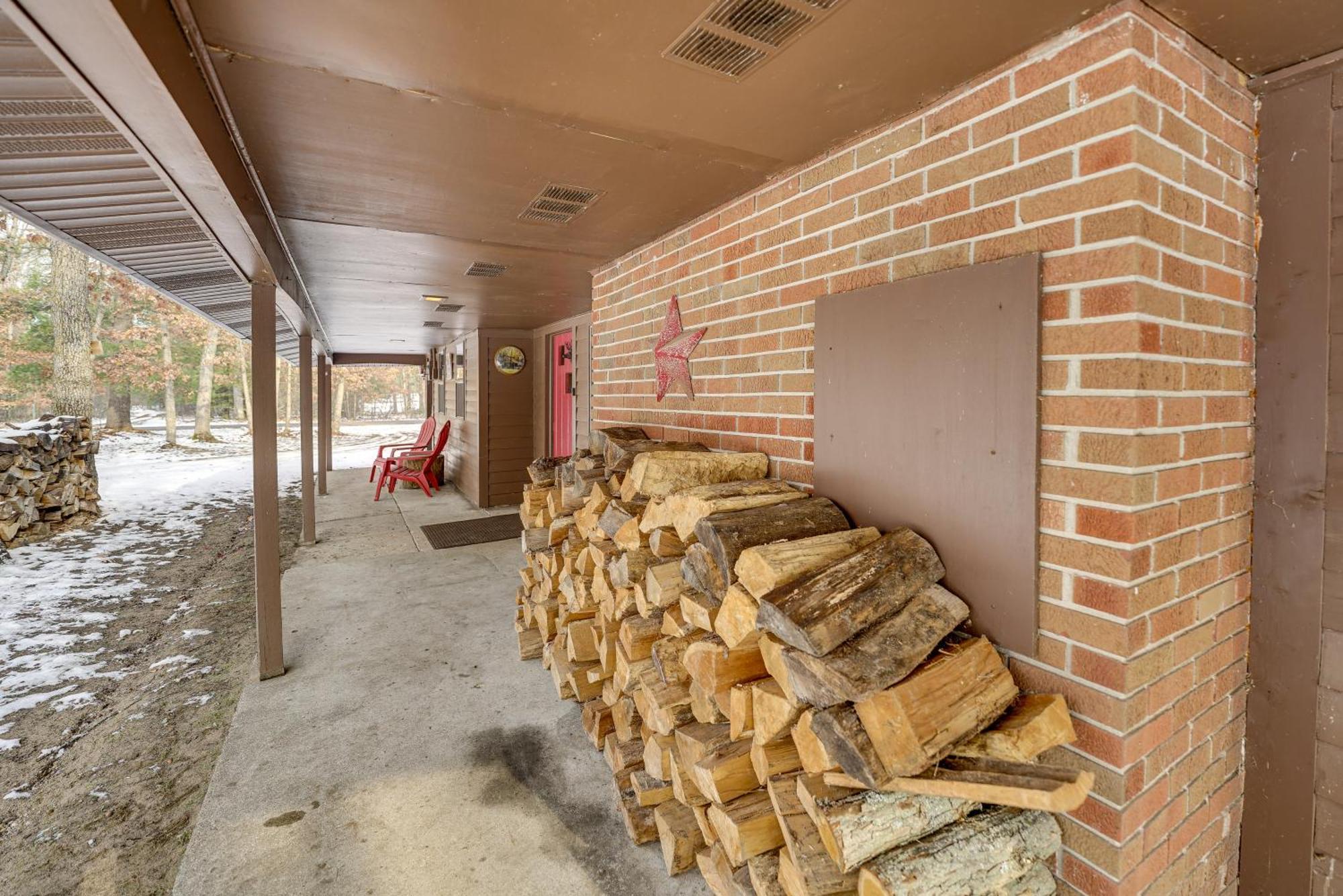 Pet-Friendly Irons Cottage About 4 Mi To Sand Lake! Экстерьер фото