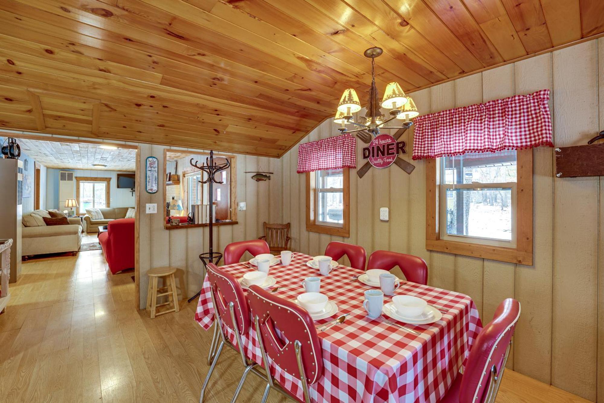 Pet-Friendly Irons Cottage About 4 Mi To Sand Lake! Экстерьер фото