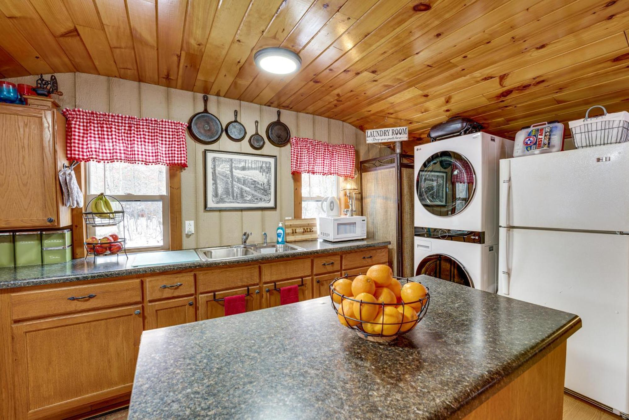 Pet-Friendly Irons Cottage About 4 Mi To Sand Lake! Экстерьер фото