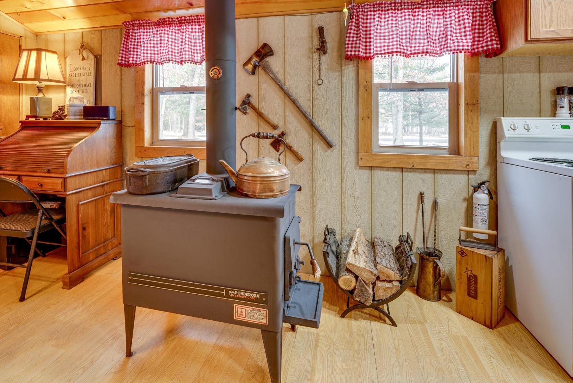 Pet-Friendly Irons Cottage About 4 Mi To Sand Lake! Экстерьер фото