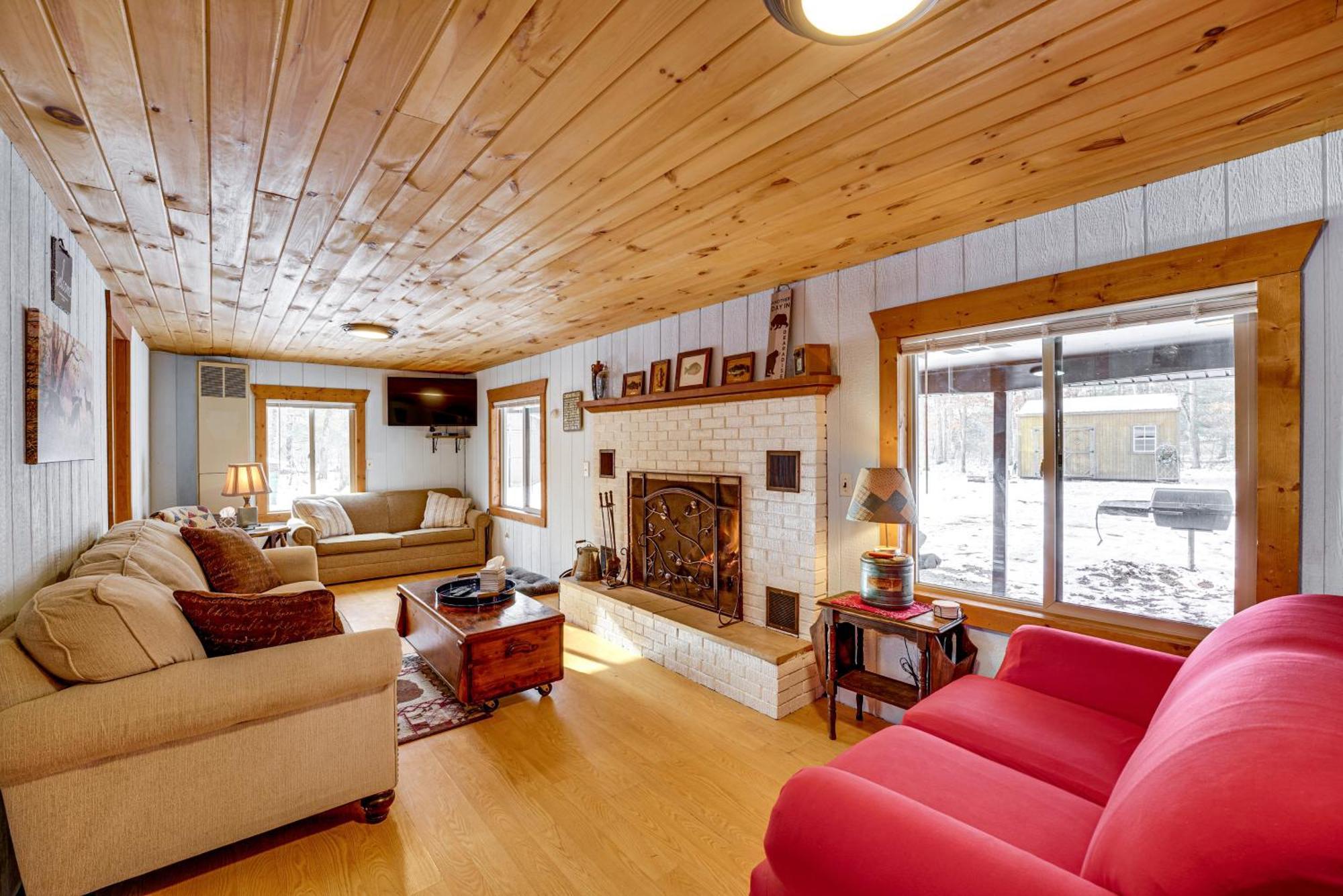 Pet-Friendly Irons Cottage About 4 Mi To Sand Lake! Экстерьер фото
