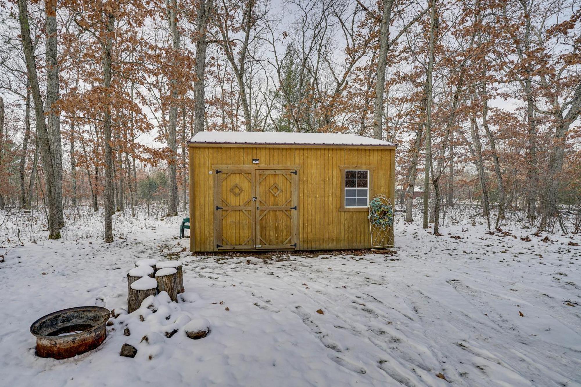 Pet-Friendly Irons Cottage About 4 Mi To Sand Lake! Экстерьер фото