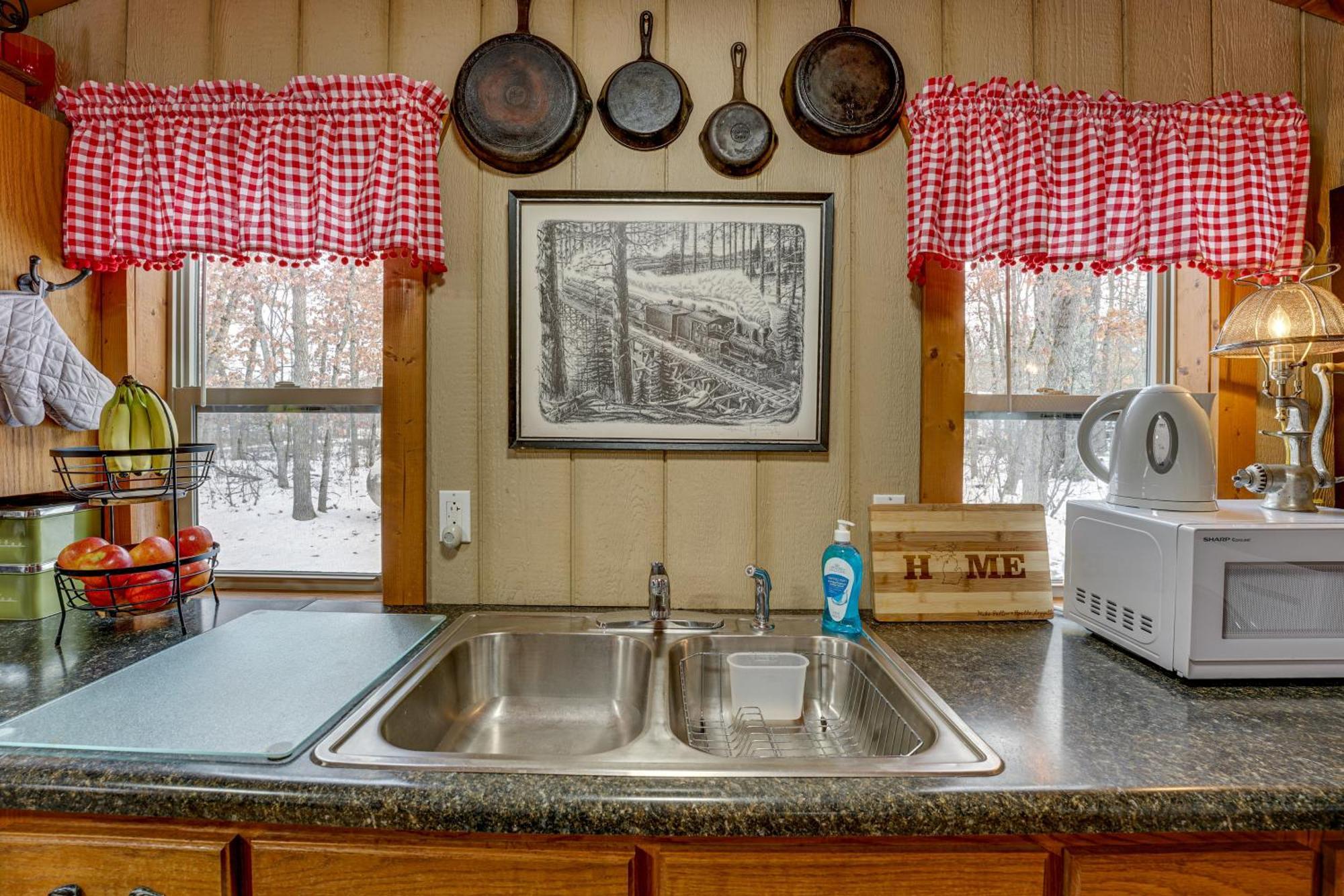 Pet-Friendly Irons Cottage About 4 Mi To Sand Lake! Экстерьер фото