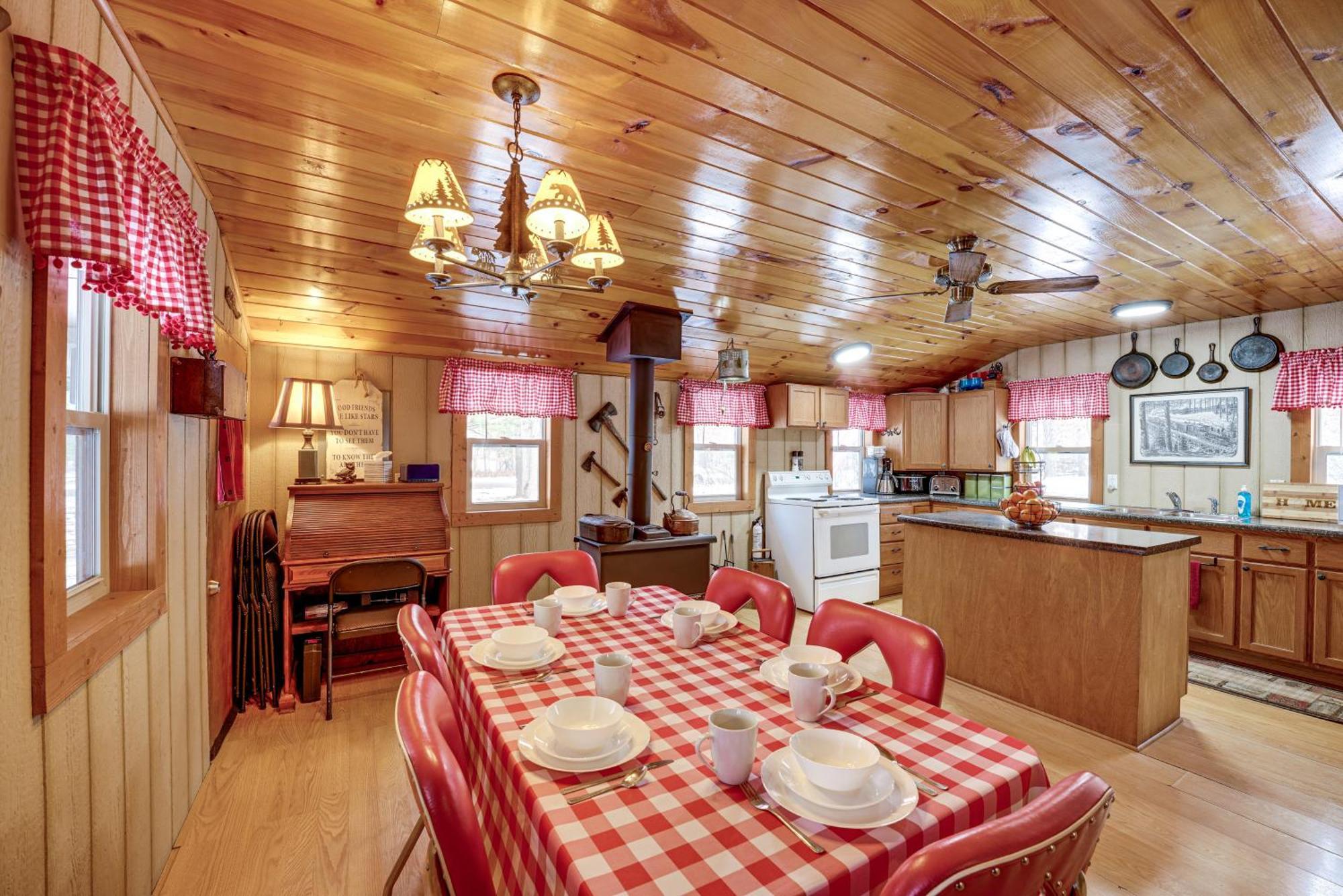 Pet-Friendly Irons Cottage About 4 Mi To Sand Lake! Экстерьер фото
