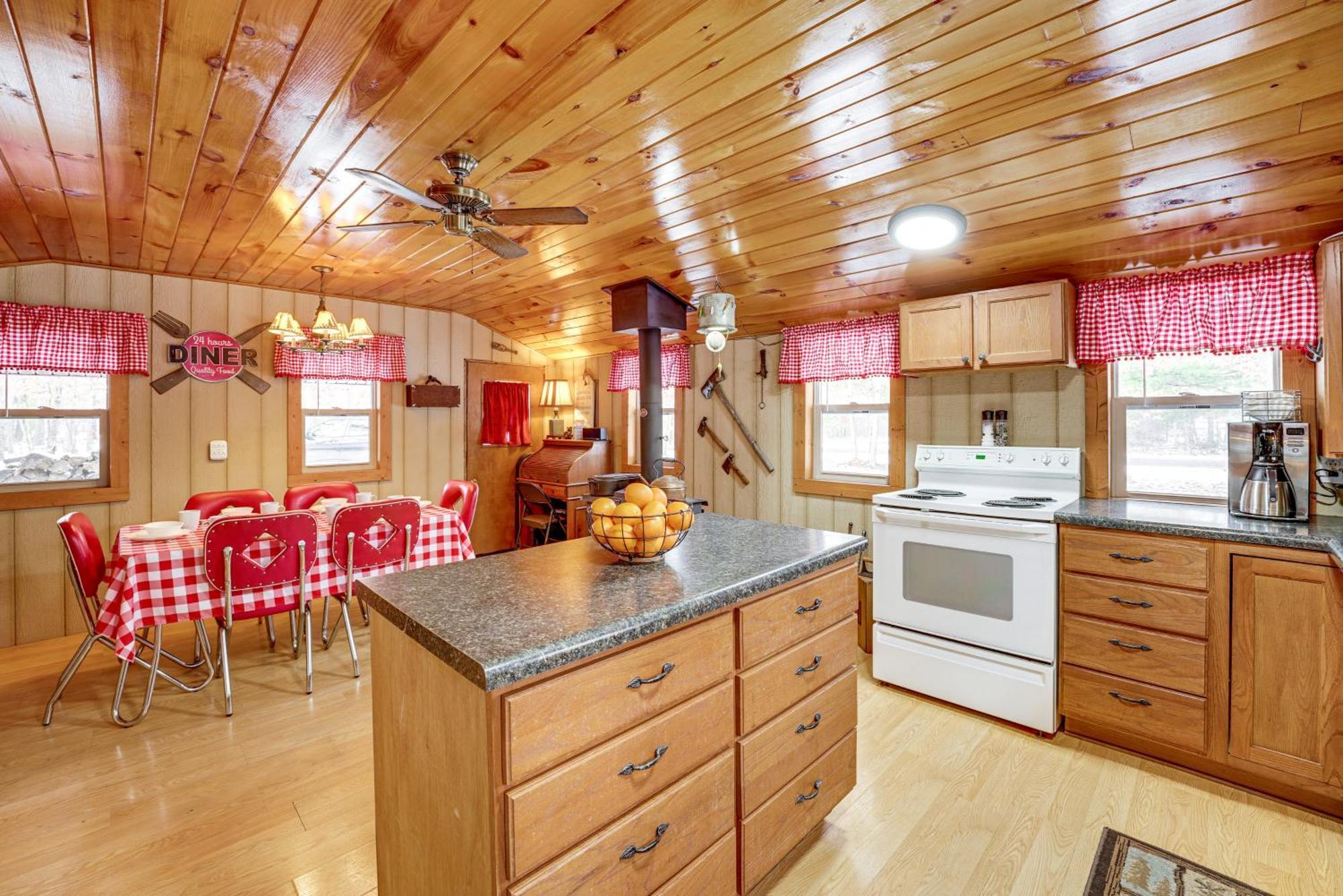 Pet-Friendly Irons Cottage About 4 Mi To Sand Lake! Экстерьер фото